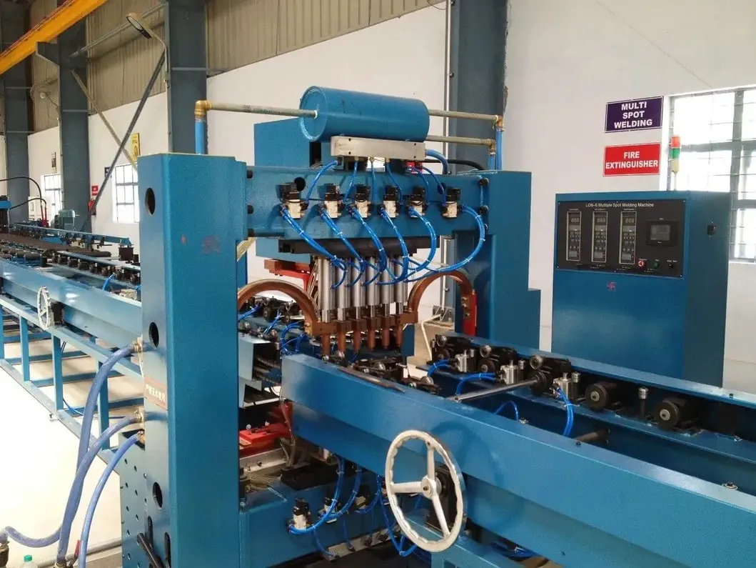 Koeling Gegolfde Vinnen Wanden Distributie Vermogen Transformator Olie Ondergedompelde Radiator Vin Automatische Lasproductielijn 4