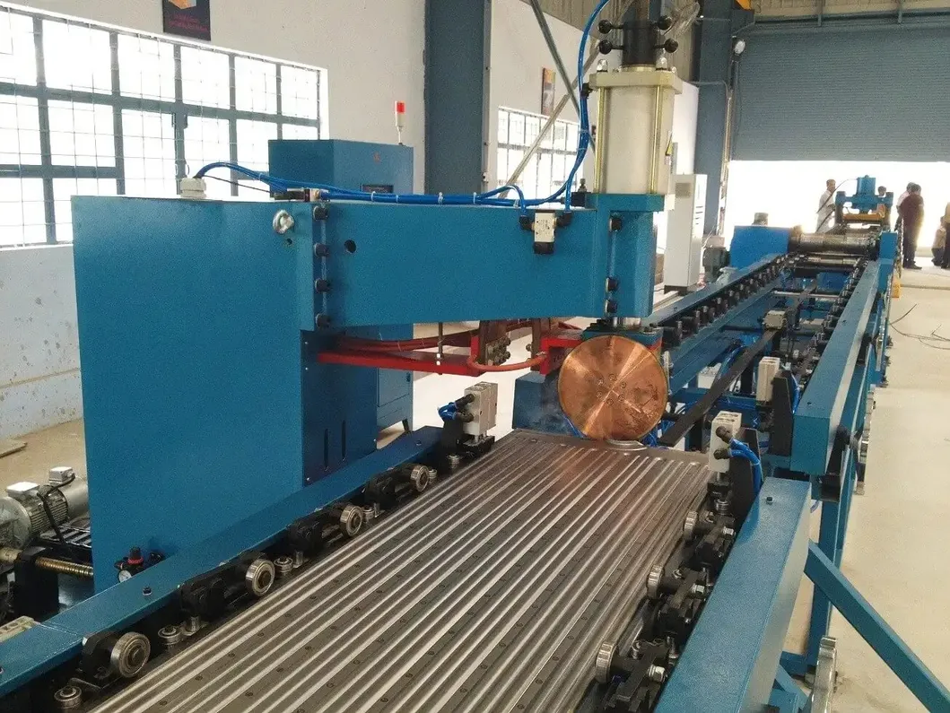 Koeling Gegolfde Vinnen Wanden Distributie Vermogen Transformator Olie Ondergedompelde Radiator Vin Automatische Lasproductielijn 8